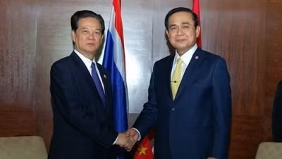 越南政府总理阮晋勇与泰国总理巴育举行会见。