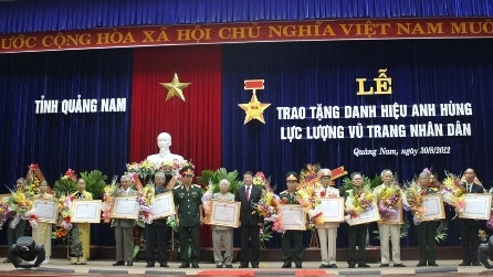 广南省“人民武装力量英雄”荣誉称号授予仪式 。 (Photo: 图片来源：广南省门户网站)