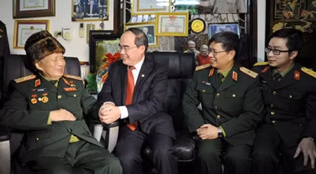 阮善仁同志看望人民武装力量英雄黎世中少将。