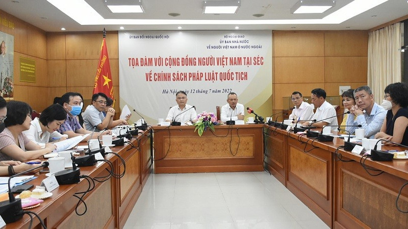 越南外交部海外越南人国家委员会同国会对外委员会联合主持召开有关旅居捷克越南人国籍政策的线上线下结合会议。(图片来源:国际报)