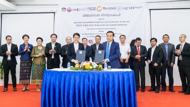 越南工商银行老挝分行与老挝工商会的合作协议签字仪式。