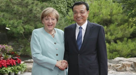 德国总理默克尔6日晚刚从成都飞抵北京就前往钓鱼台国宾馆与李克强总理会面。图片来源：新华社