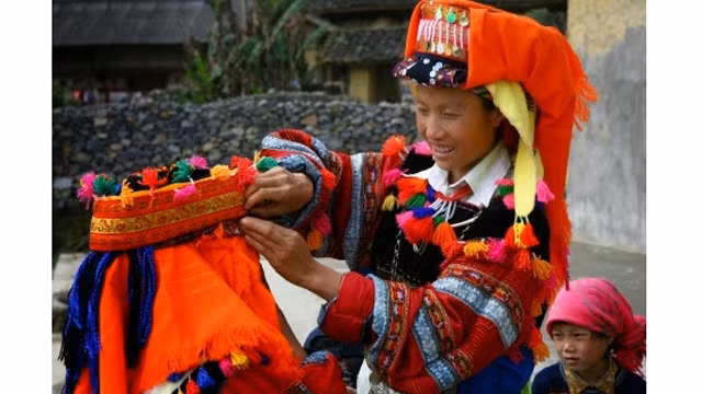 正在打扮的倮倮族新娘。（图片来源：河江报网）