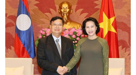 国会主席阮氏金银和老挝国会副主席宋潘•平坎米。