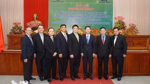 马来西亚CHE Group Sdn Bhd集团与越南后江发电厂股份公司代表合影。