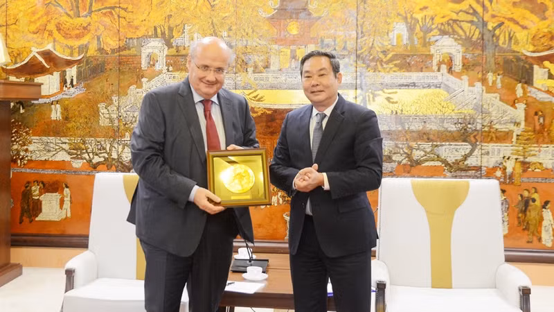 河内市人委会常务副主席黎鸿山和奥地利驻越南大使汉斯-彼得·格兰泽。