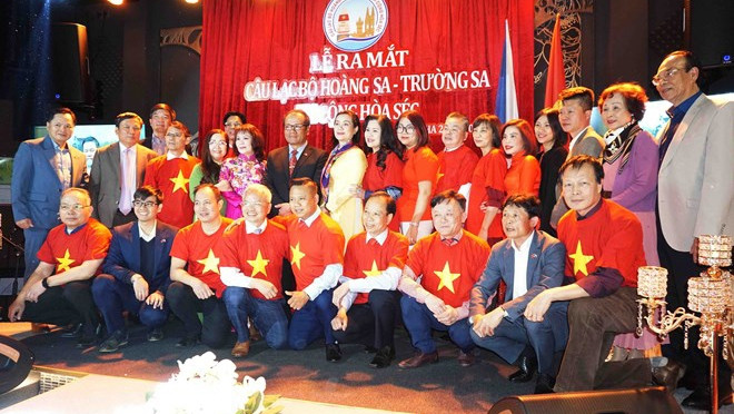 出席在捷克黄沙—长沙协会揭牌仪式的各位代表。