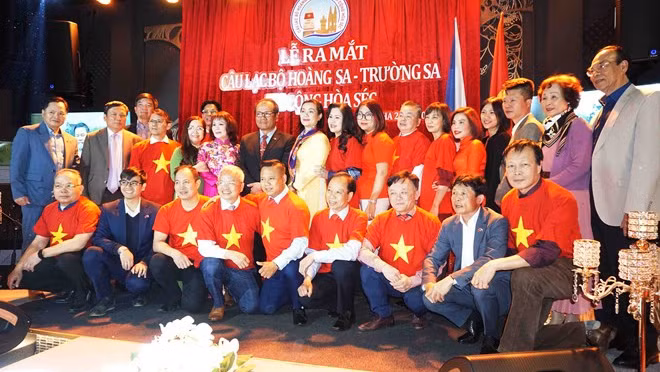 出席在捷克黄沙—长沙协会揭牌仪式的各位代表。