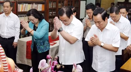 河内市领导人敬香缅怀越共中央总书记黎笋。