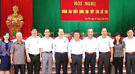 武文宁副总理与选民代表。（图片来源：南定报网）