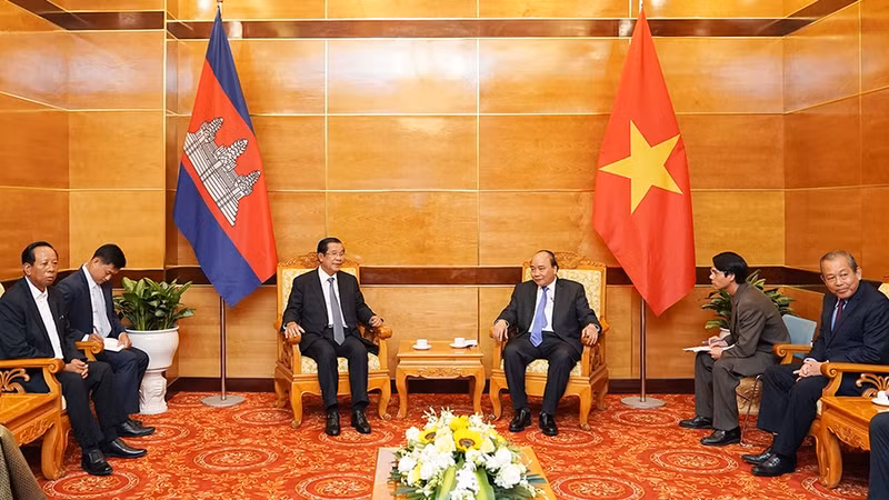 阮春福总理会见柬埔寨首相洪森。（图片来源：陈海 摄）