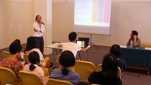 陈光德介绍自己的作品。 (Photo: 图片来源：人民报网)