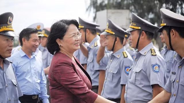 越南国家副主席邓氏玉盛走访海军第四军区干部战士。（图片来源：西贡解放报）