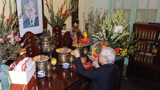 越共中央总书记、国家主席阮富仲已敬香缅怀已故越共中央总书记黎笋。（登科 摄）