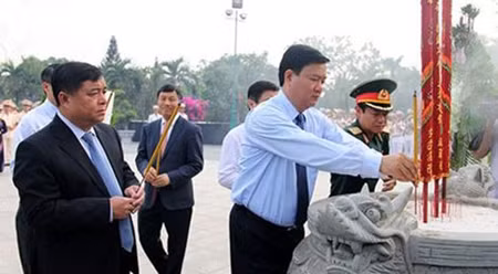 胡志明市市委书记丁罗升敬香缅怀英雄烈士。（图片来源：VOV)