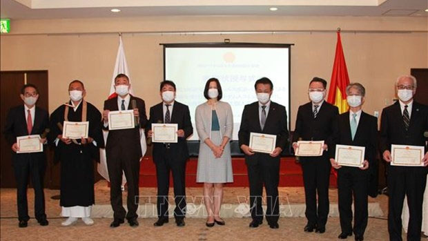 越南驻日本大使馆向日本17个组织和个人授予奖状 。（图片来源：越通社）