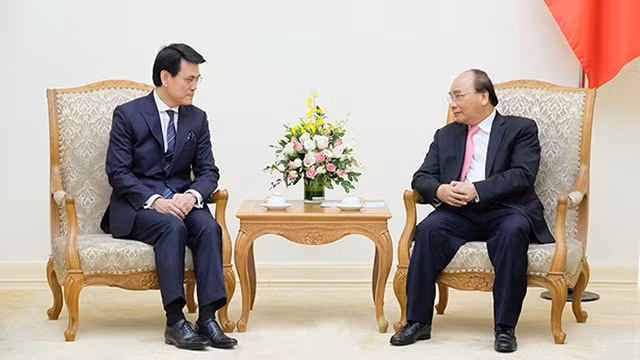 阮春福总理会见中国香港政府商务及经济发展局局长邱腾华。陈海 摄 