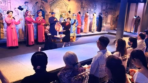 体验表演非物质文化遗产活动正在胡志明市第一郡阮惠街77号奥黛展览举行。