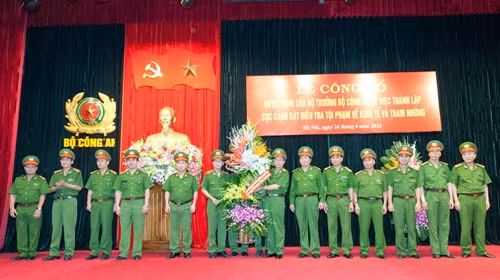 黎贵王副部送花祝贺反腐败和经济犯罪调查警察局干部与战士。（图片来源：人民公安报）