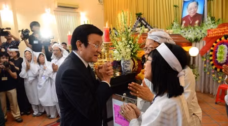 张晋创主席向陈文溪教授的家属表示慰问。（图片来源：《劳动者报》）