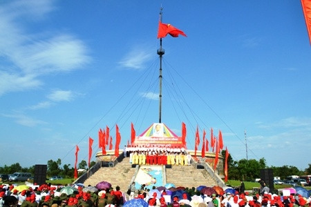 在贤良旗台举行的升旗仪式全景。 (Photo: 图片来源：广治省网报)