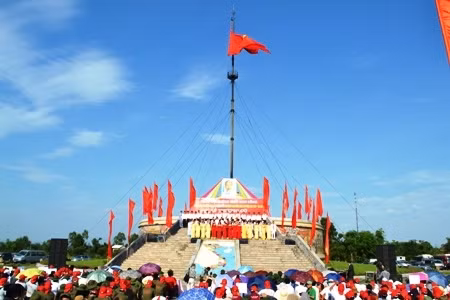 在贤良旗台举行的升旗仪式全景。 (Photo: 图片来源：广治省网报)