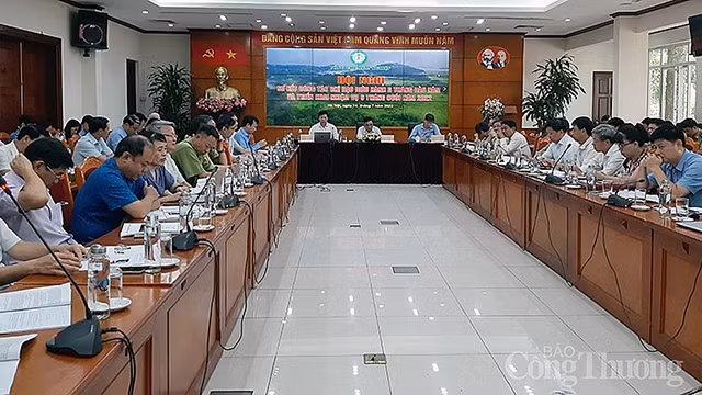 会议场景。（图片来源：工商报）