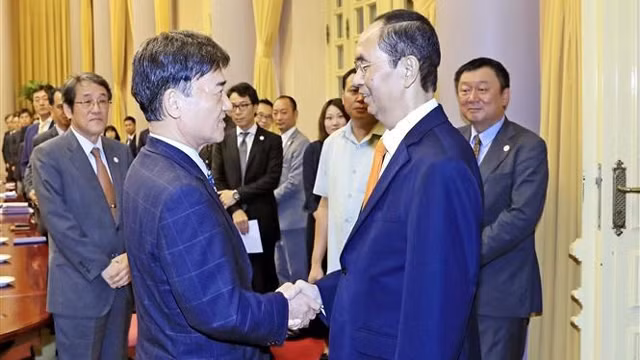 陈大光主席和日本每日新闻社控股有限公司特别顾问常田照雄。（图片来源：越通社）