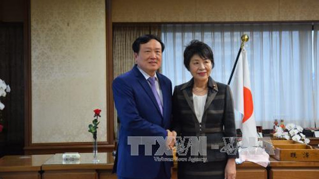 越南最高人民法院院长阮和平会见日本法务大臣上川阳子。（图片来源：越通社）