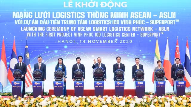 越南政府总理阮春福按钮启动东盟智慧物流网络。