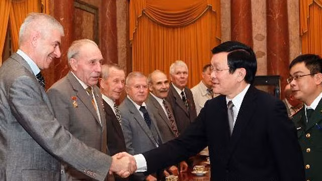 越南国家主席张晋创亲切接见前苏联老战士代表。 (Photo: 图片来源：越通社)