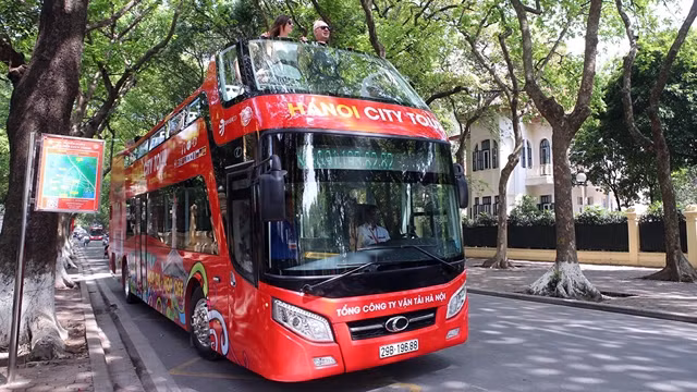 河内首条双层观光巴士正式投运。（图片来源：维灵 摄）