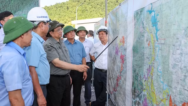范明正总理视察义安省各重点工程项目。