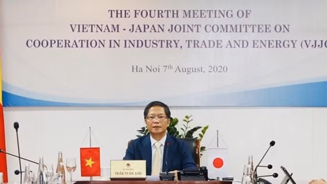 越南工贸部部长陈俊英发表讲话。