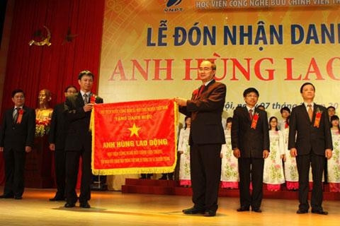 邮政电信技术学院荣获劳动英雄称号。 (Photo: 图片来源：人民报网)