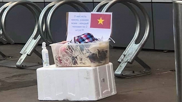 旅俄越南人亲手缝制口罩并送给当地人民。