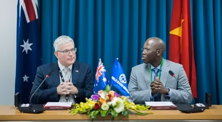 澳大利亚驻越大使克雷格·奇蒂克（左）同世界银行驻越南首席代表奥斯曼·迪奥签署新的伙伴关系合作协议。（图片来源：越通社）