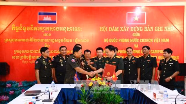 双方签署会谈纪要。（图片来源：越通社）