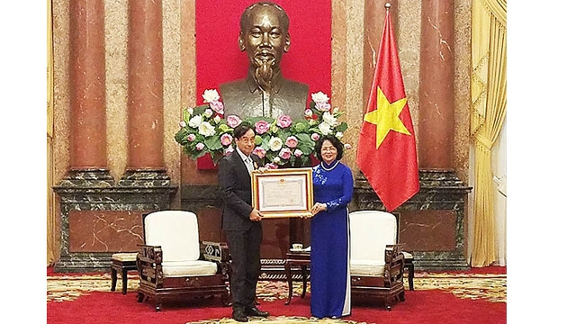 越南国家副主席邓氏玉盛向奥登•瓦莱教授授予友谊勋章。