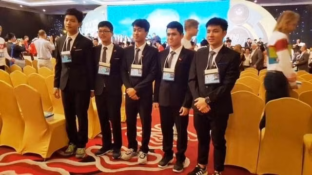 参加2017年国际奥林匹克物理竞赛的5名越南学生。