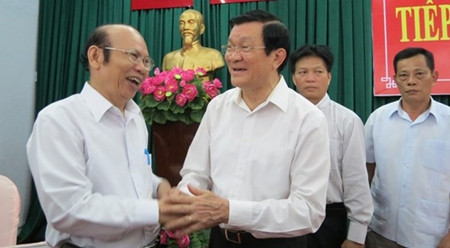 张晋创主席与选民们交谈。（图片来源：劳动报网）
