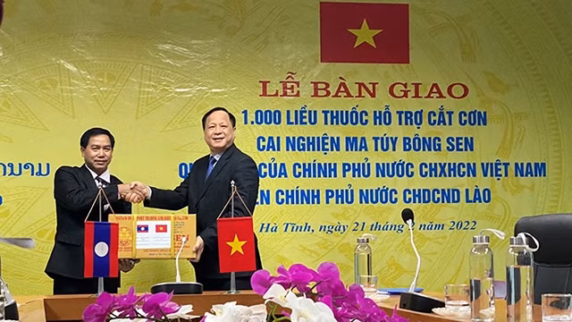 越南政府代表向老挝政府代表赠送药品。