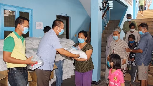 为遭受新冠肺炎疫情影响的越南侨胞提供协助。（图片来源：国际报）