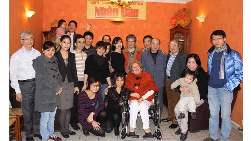 雷蒙德·迪恩女士探访《人民报》社常驻法国办公厅。