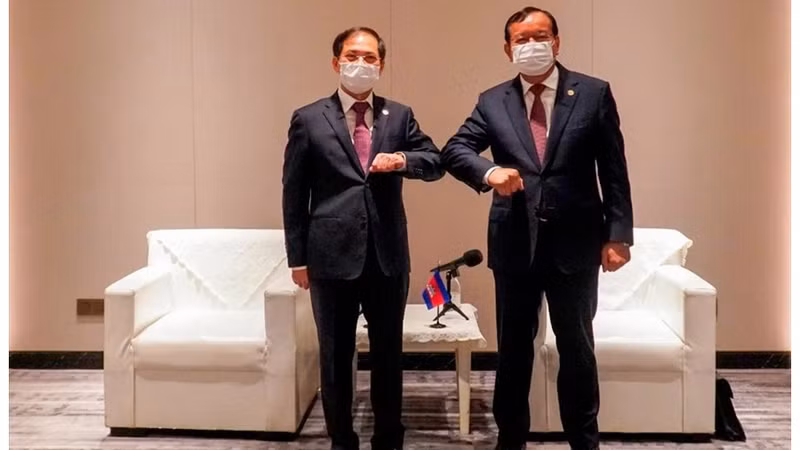 越南外交部长裴青山会见柬埔寨副首相兼外交和国际合作部大臣布拉索昆。