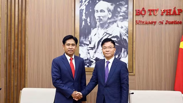 黎成龙部长与老挝司法部长派维•西布力帕握手。