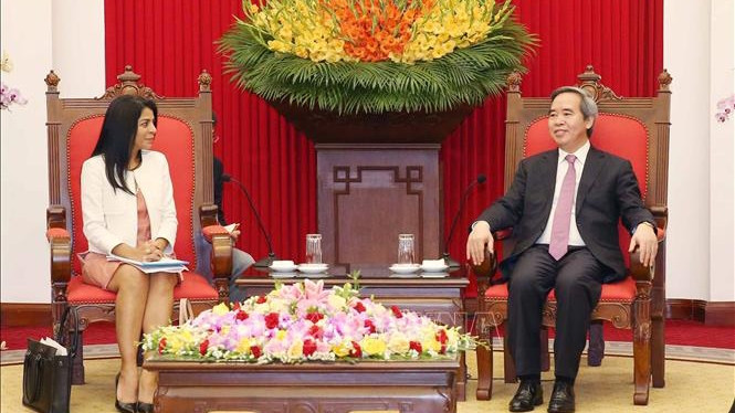 中央经济部部长阮文平见IMF亚太事务部第四条款磋商团团长艾拉·达布拉·诺里斯。（图片来源：越通社）