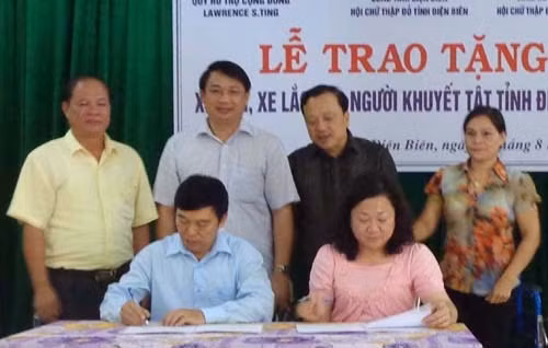 劳伦斯社会救助基金会和奠边省红十字协会代表签署轮椅和摇式轮椅交接合同。（图片来源：奠边省官网）