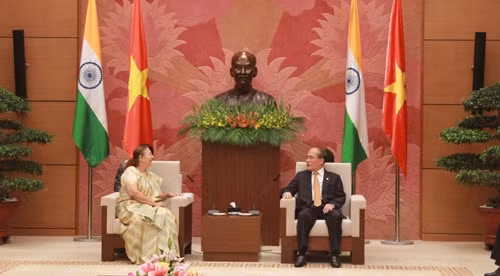 越南国会主席阮生雄会见印度人民院议长马哈詹。（图片来源：VOV）