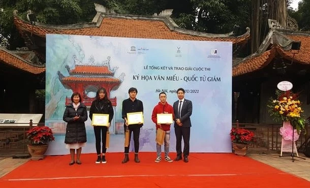 向获奖者颁发奖项。（图片来源：越通社）